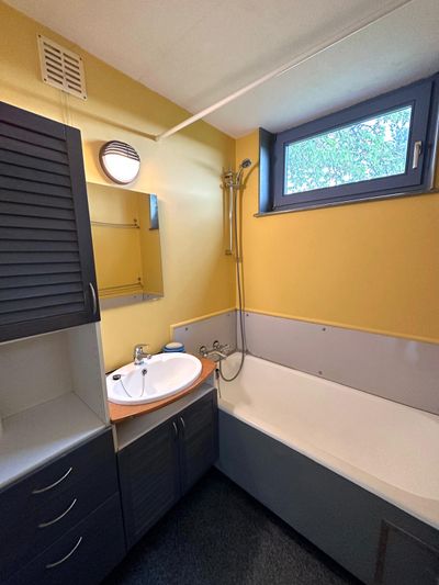 Badezimmer mit Badewanne und Dusche