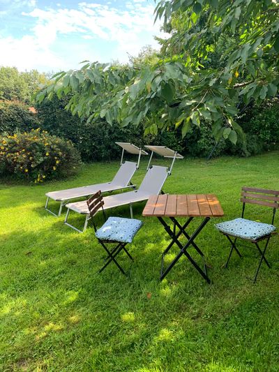 Genießen Sie den Garten — unter dem Kirschbaum essen und ein Nickerchen machen