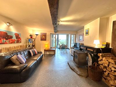 Wohnzimmer mit Holzofen und Holzbalken